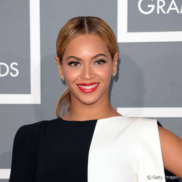 A cantora Beyoncé combinou o seu batom vermelho com delineado gatinho e cílios postiços ultra glamourosos